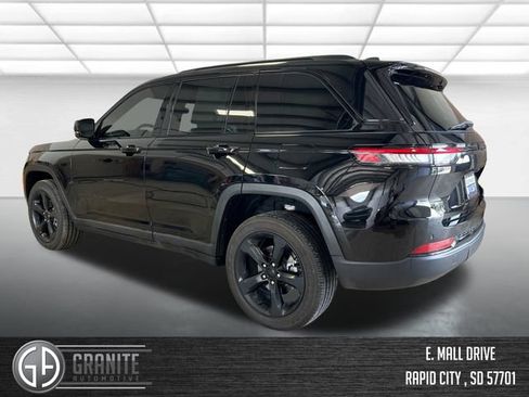 Used 2024 Jeep Grand Cherokee Altitude AWD/4WD image 4