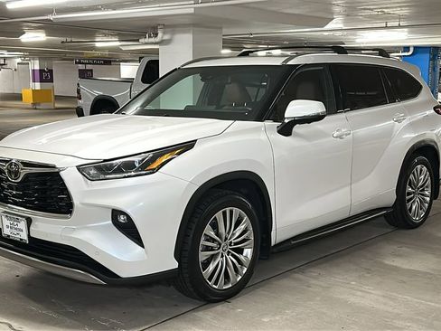 Used 2023 Toyota Highlander Platinum image 2