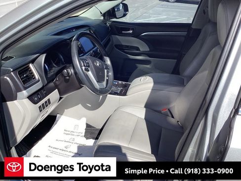 Used 2017 Toyota Highlander Limited image 17