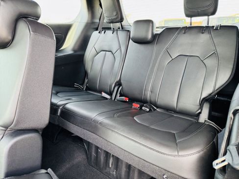 Used 2023 Chrysler Pacifica Touring-L w/ Uconnect Theater Family Group image 32