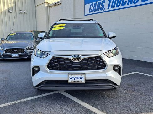 Used 2023 Toyota Highlander XLE image 2