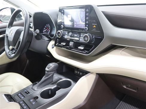 Used 2020 Toyota Highlander XLE AWD/4WD image 29