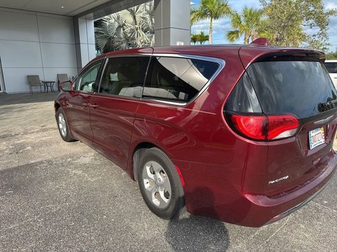 Used 2018 Chrysler Pacifica Touring Plus image 2