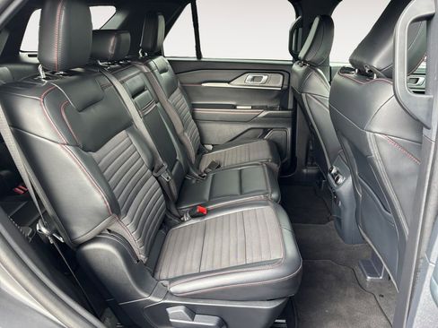 Used 2025 Ford Explorer ST-Line w/ ST-Line Street Pack image 11