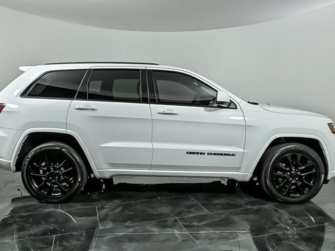 Used 2018 Jeep Grand Cherokee Altitude AWD/4WD image 10