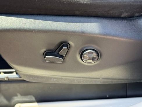 Used 2023 Chrysler Voyager LX FWD image 10
