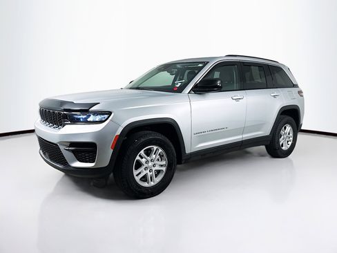 Used 2023 Jeep Grand Cherokee Laredo image 4