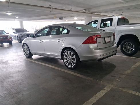 Used 2018 Volvo S60 T5 Inscription image 3