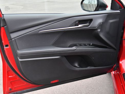 Used 2025 Toyota Camry SE image 14