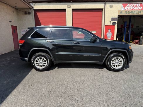 Used 2018 Jeep Grand Cherokee Laredo AWD/4WD image 7