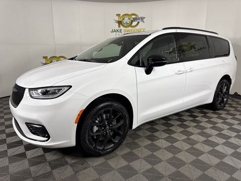 New 2026 Chrysler Pacifica Select image 4