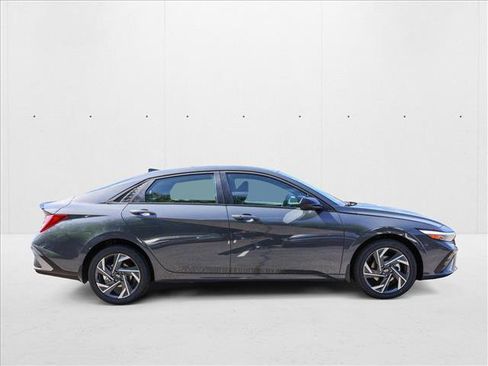 New 2025 Hyundai Elantra SEL image 4