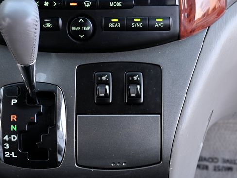 Used 2005 Toyota Sienna XLE image 25