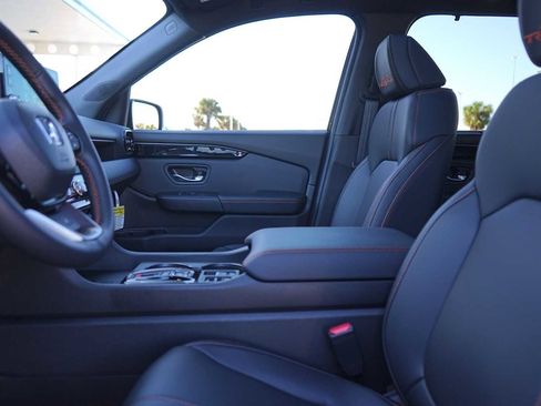 Used 2025 Honda Pilot TrailSport image 11