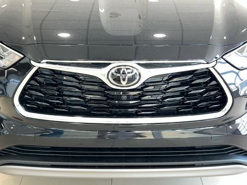 New 2026 Toyota Highlander Platinum image 4