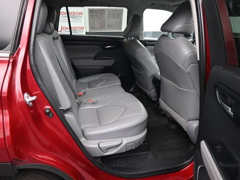 Used 2021 Toyota Highlander XLE image 13