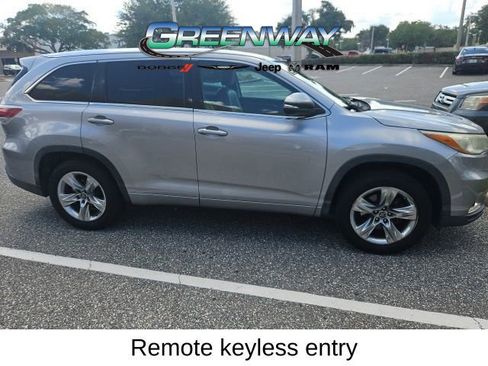 Used 2016 Toyota Highlander Limited w/ Driver Technology Package FWD image 5