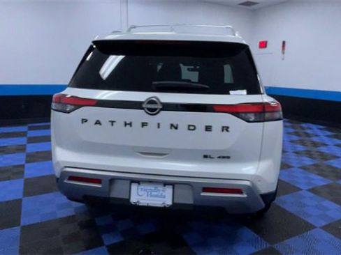 Used 2024 Nissan Pathfinder SL w/ Black Appearance Package image 7