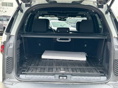 Used 2025 Land Rover Discovery S image 13