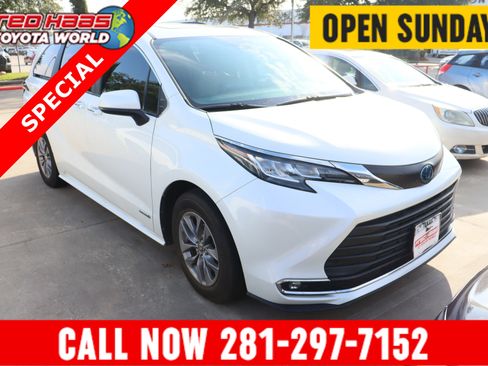 Used 2021 Toyota Sienna XLE image 1