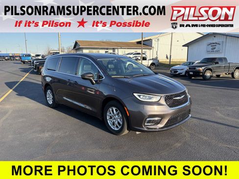 Used 2023 Chrysler Pacifica Touring-L image 1