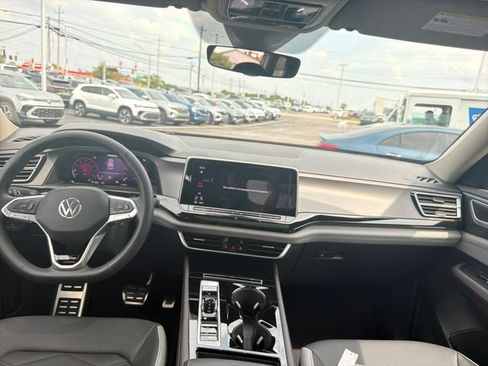 Certified 2025 Volkswagen Atlas Peak Edition SE AWD/4WD image 17