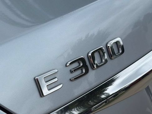 Used 2017 Mercedes-Benz E 300 4MATIC image 8