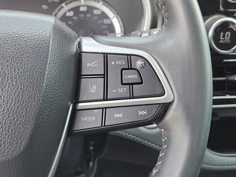 Used 2023 Toyota Highlander XLE FWD image 19