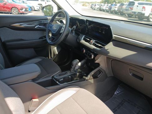 Used 2025 Chevrolet TrailBlazer LT FWD image 19