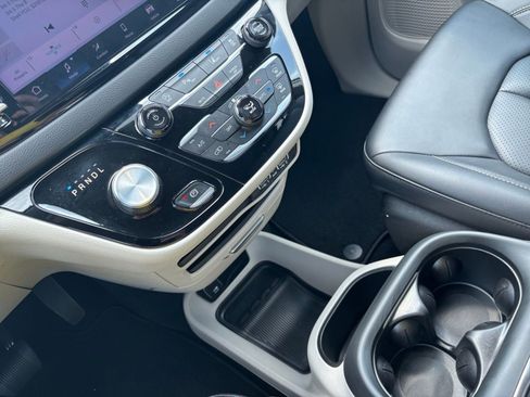 Used 2024 Chrysler Pacifica Touring-L image 41