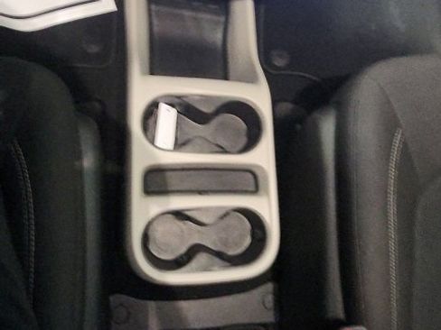 Used 2022 Chrysler Voyager LX image 32