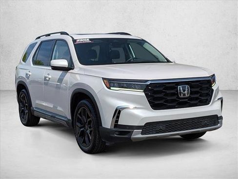 Used 2025 Honda Pilot Touring image 3