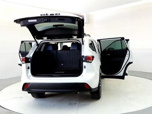 Used 2020 Toyota Highlander XLE image 11