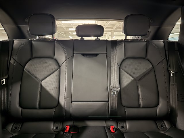 Certified 2026 Porsche Macan AWD/4WD image 31