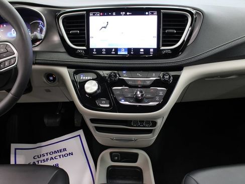 Used 2024 Chrysler Pacifica Limited FWD image 24