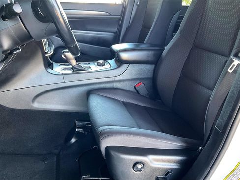 Used 2020 Jeep Grand Cherokee Laredo AWD/4WD image 19