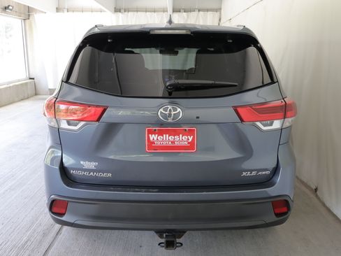 Used 2019 Toyota Highlander XLE AWD/4WD image 16