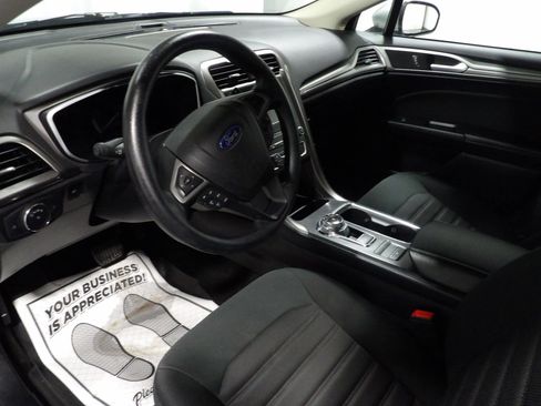 Used 2019 Ford Fusion SE image 9