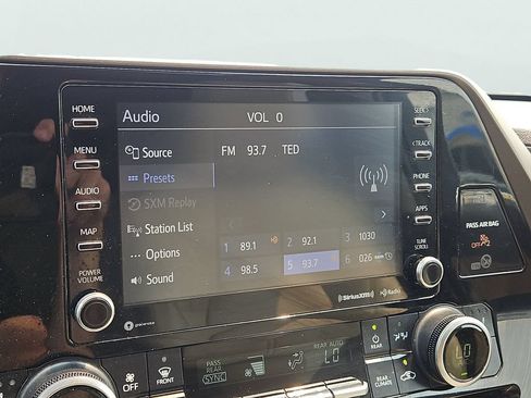Used 2021 Toyota Highlander XLE AWD/4WD image 28