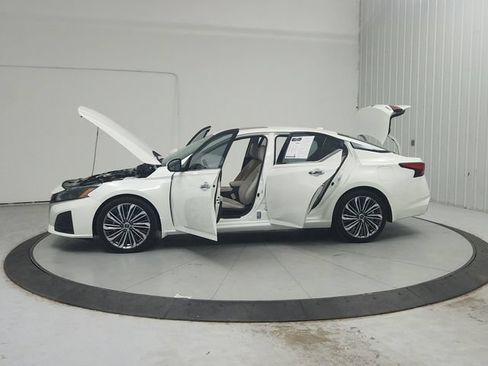 Used 2024 Nissan Altima 2.5 SL FWD image 13