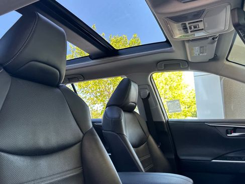 Used 2020 Toyota RAV4 Limited AWD/4WD image 18