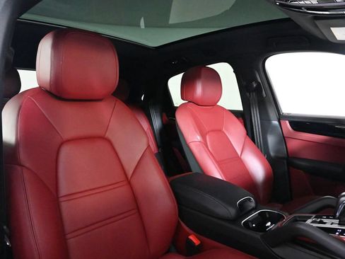Certified 2023 Porsche Cayenne Coupe AWD/4WD image 18