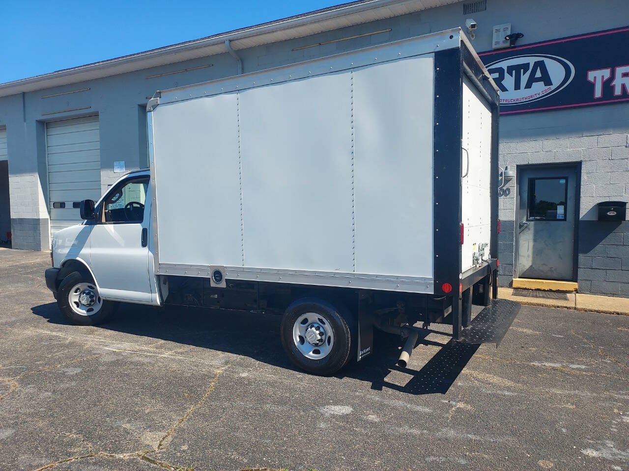 Used 2019 Chevrolet Express 3500 w/ Driver Convenience Package RWD image 2