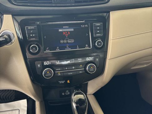 Used 2019 Nissan Rogue SV image 9