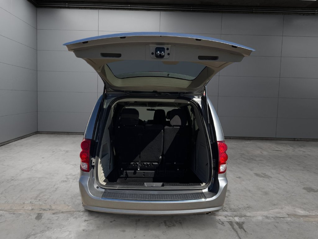 Used 2018 Dodge Grand Caravan SE FWD image 19