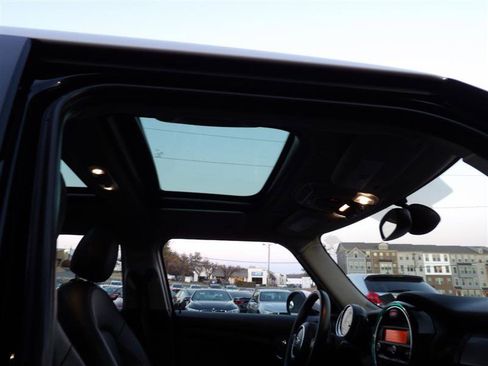 Used 2016 MINI Cooper 4-Door Hardtop image 16