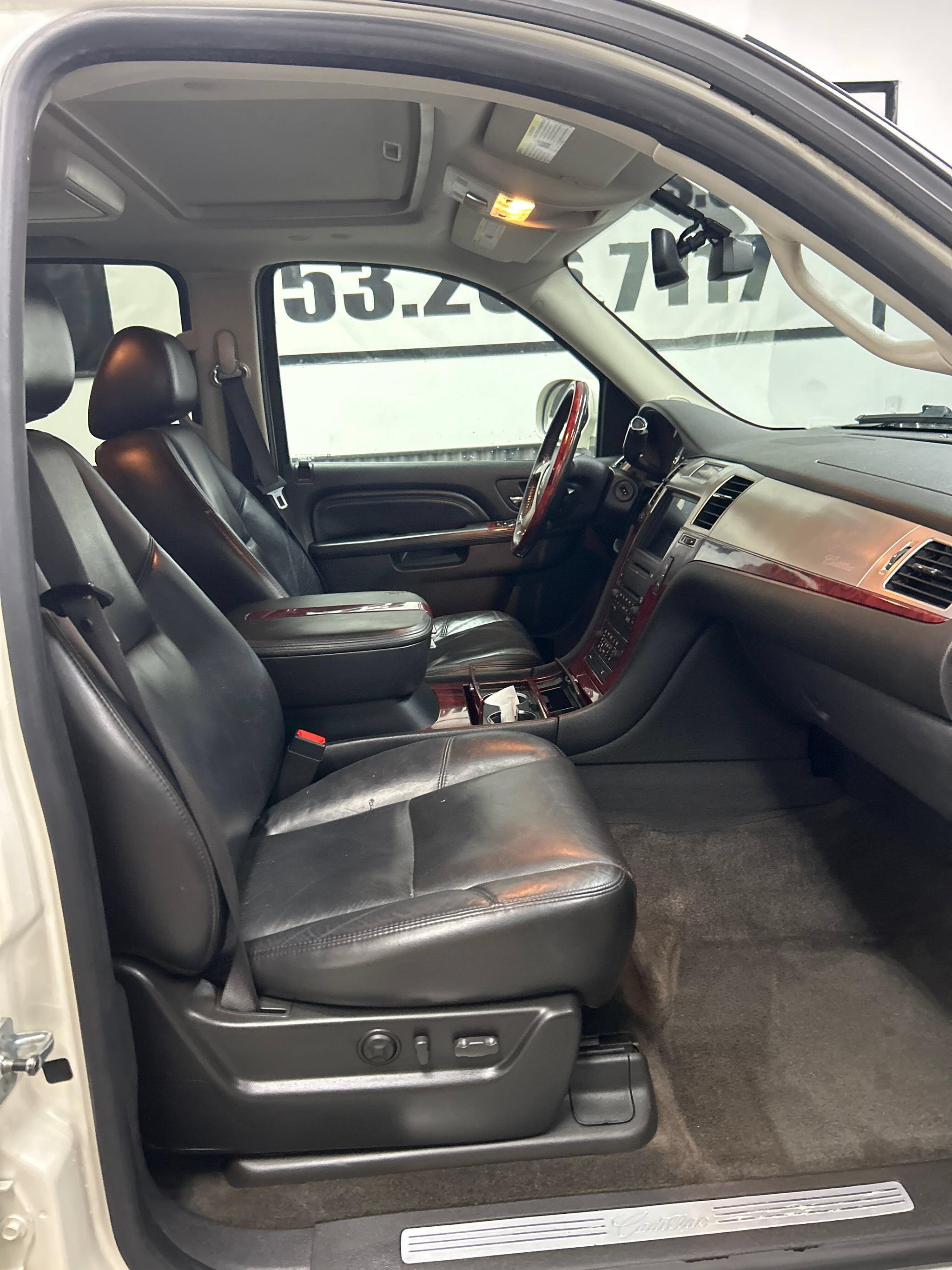 Used 2010 Cadillac Escalade ESV Premium AWD/4WD image 17