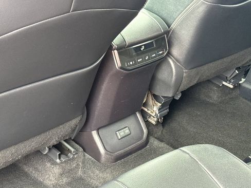 Used 2025 Toyota Highlander XLE AWD/4WD image 39