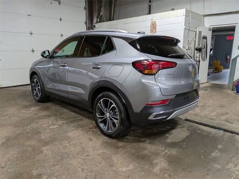 Used 2023 Buick Encore GX Essence image 3
