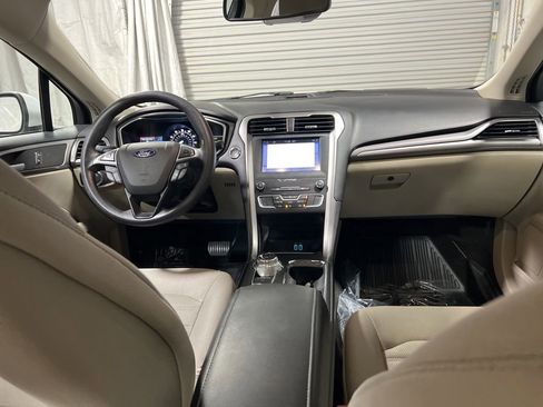Used 2019 Ford Fusion SE FWD image 19